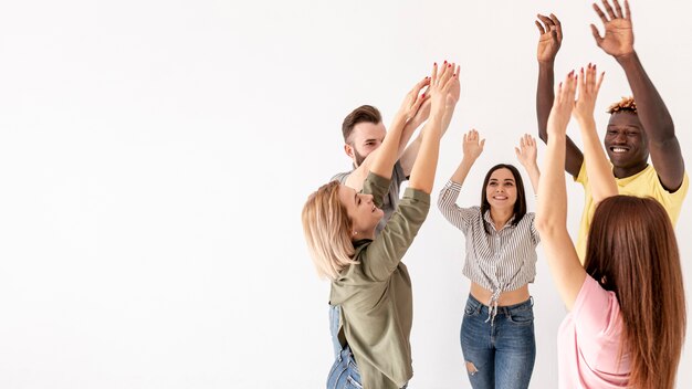 Amigos do espaço para cópia, juntamente com as mãos levantadas