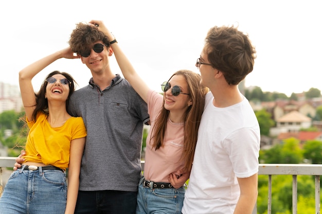 Foto grátis amigos do grupo passando um tempo juntos ao ar livre na cidade