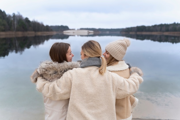 Foto grátis amigos do sexo feminino, apreciando a vista do lago durante a viagem