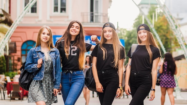 Amigos do sexo feminino em pé na rua