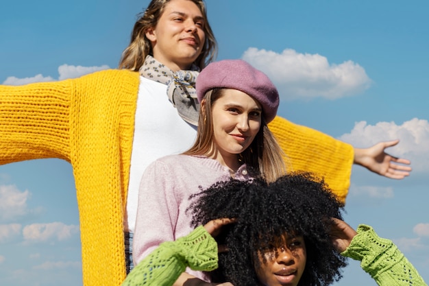 Amigos do sexo feminino posando em um campo ao ar livre