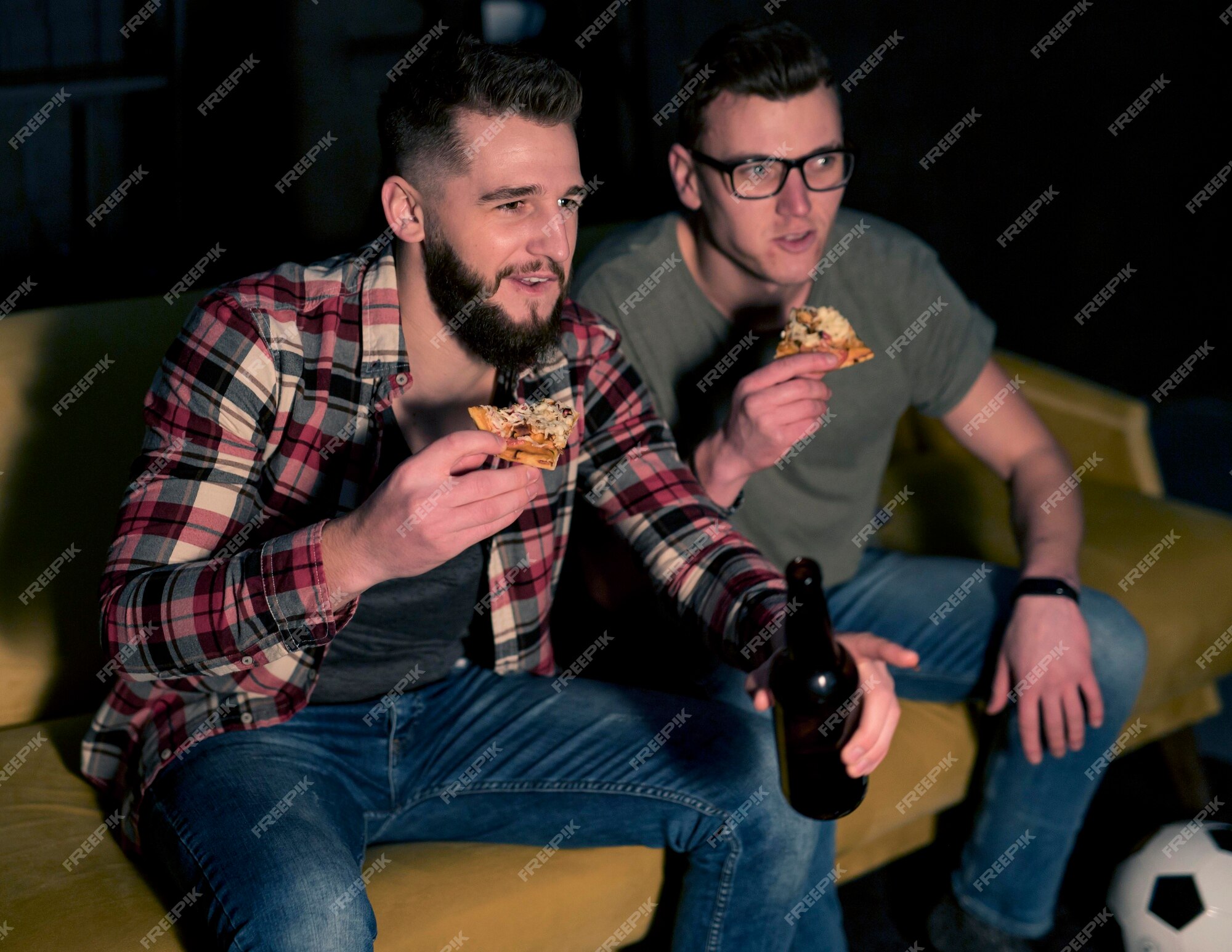 Amigos do sexo masculino e feminino chateados, assistindo a jogos de  esporte ou jogo de futebol e bebendo cerveja em um bar ou pub.