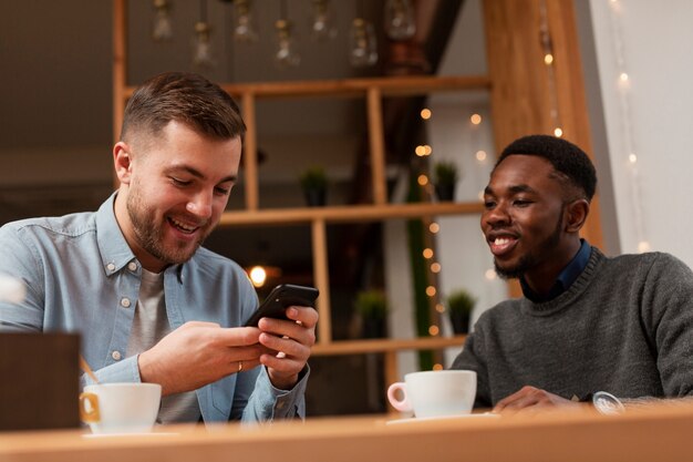 Amigos do sexo masculino de baixo ângulo juntos