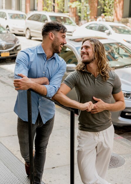 Amigos do sexo masculino posando na escada ao ar livre