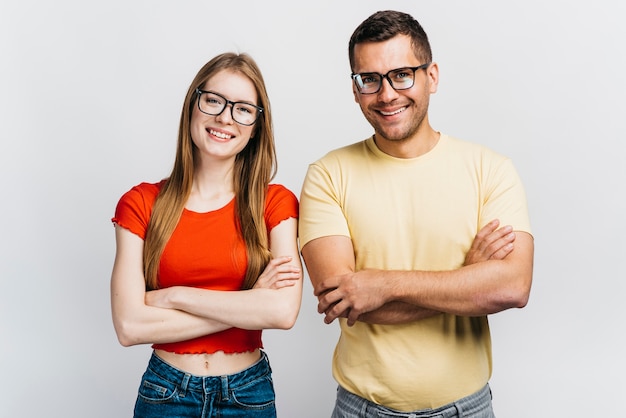 Foto grátis amigos do smiley com os braços cruzados