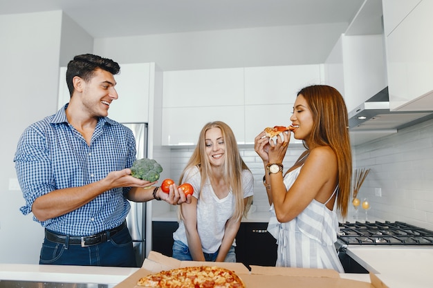 Amigos eatting em uma cozinha