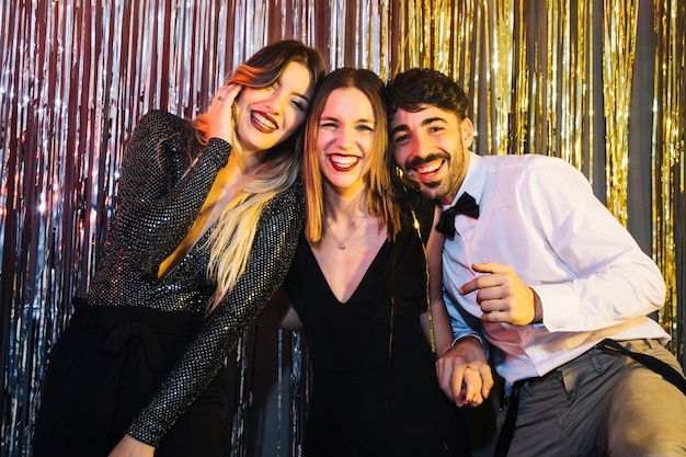 Foto grátis amigos elegantes comemorando 2018