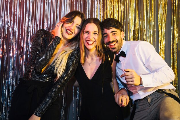 Amigos elegantes comemorando 2018