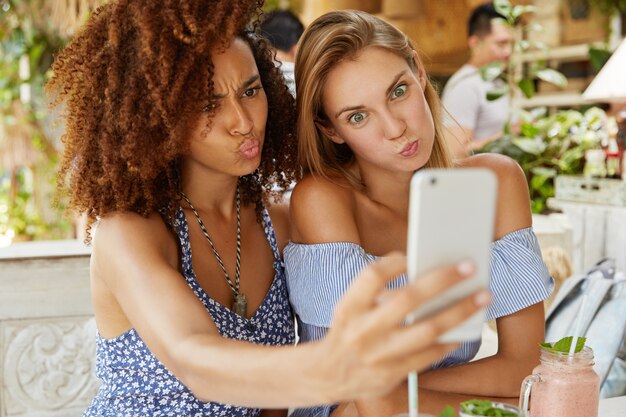 Amigos elegantes sentados em um café