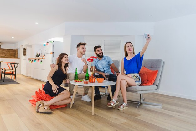 Amigos elegantes tomando selfie na festa