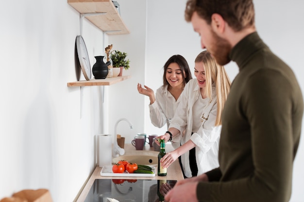 Foto grátis amigos em casa comendo