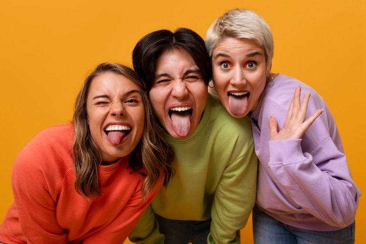 Foto grátis amigos em fotografia média posando juntos