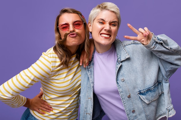 Foto grátis amigos em fotografia média posando juntos