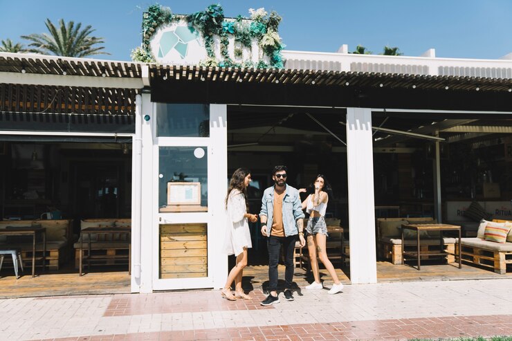 Foto grátis amigos em frente a um bar