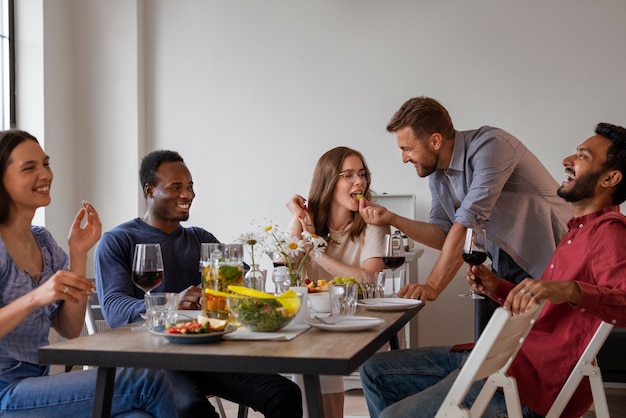 Amigos em frente a uma festa de jantar