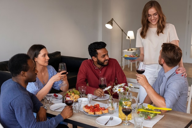 Foto grátis amigos em frente a uma festa de jantar