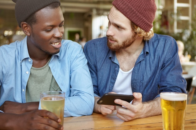 Amigos em um bar se divertindo