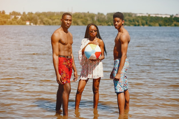 Amigos em um rio de verão