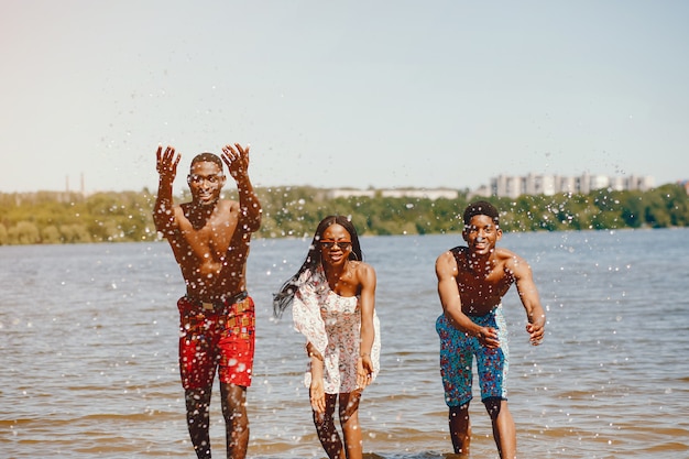 Amigos em um rio de verão