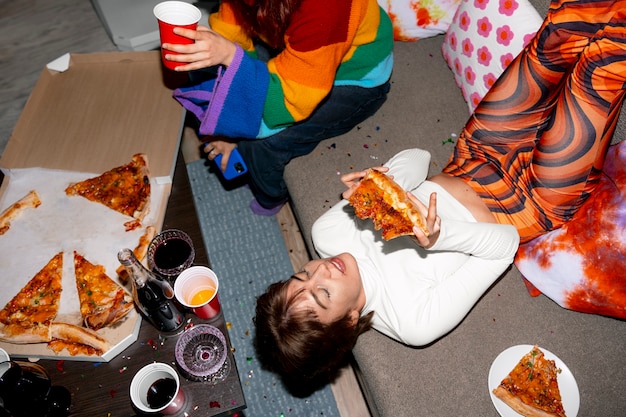 Amigos em uma festa com uma pizza deliciosa