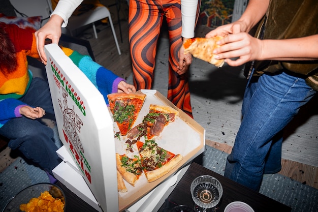 Foto grátis amigos em uma festa com uma pizza deliciosa
