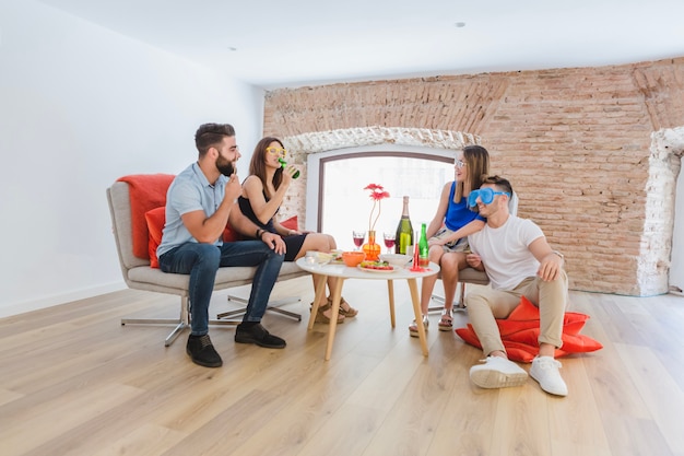 Foto grátis amigos encantados que gostam de fazer festa em casa