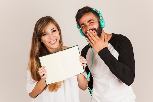 Amigos engraçados mostrando livro aberto