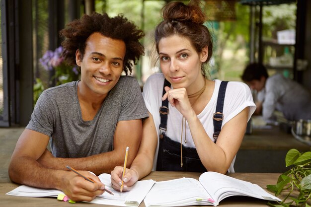 Amigos estudando juntos em um café