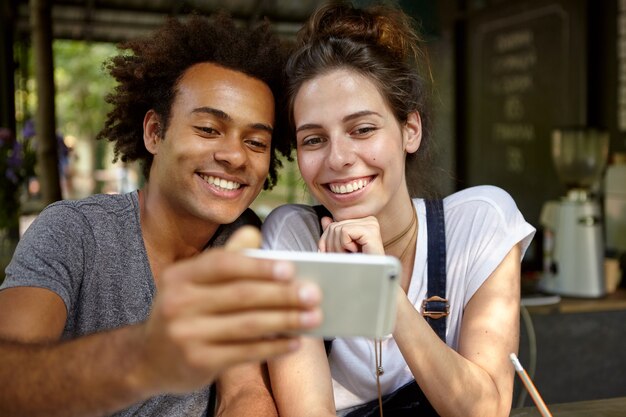 Amigos estudando juntos em um café