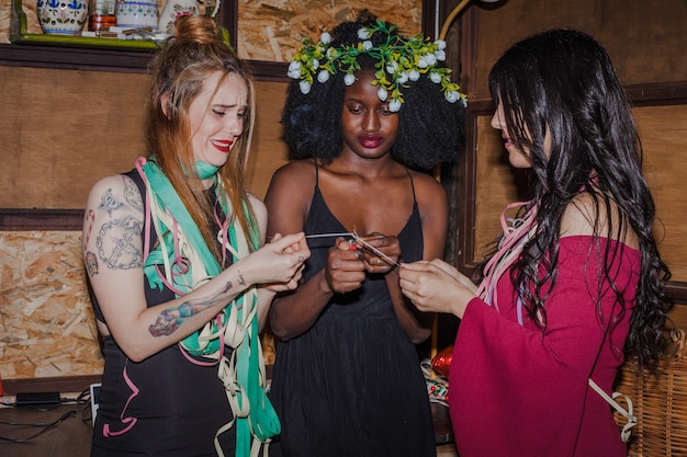 Amigos excitados com sparklers