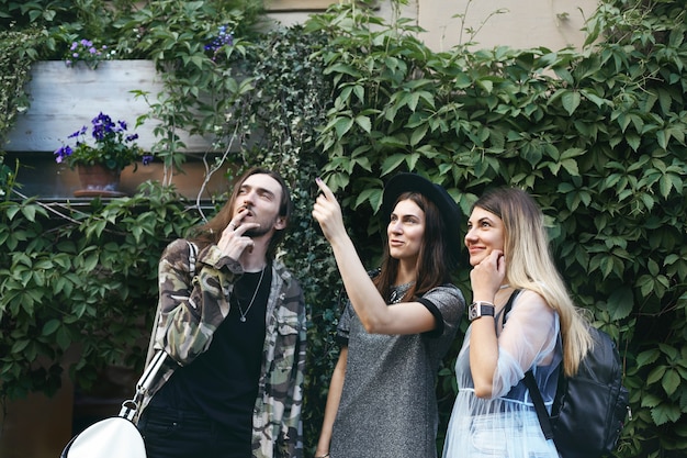 Foto grátis amigos expressivos posando ao ar livre