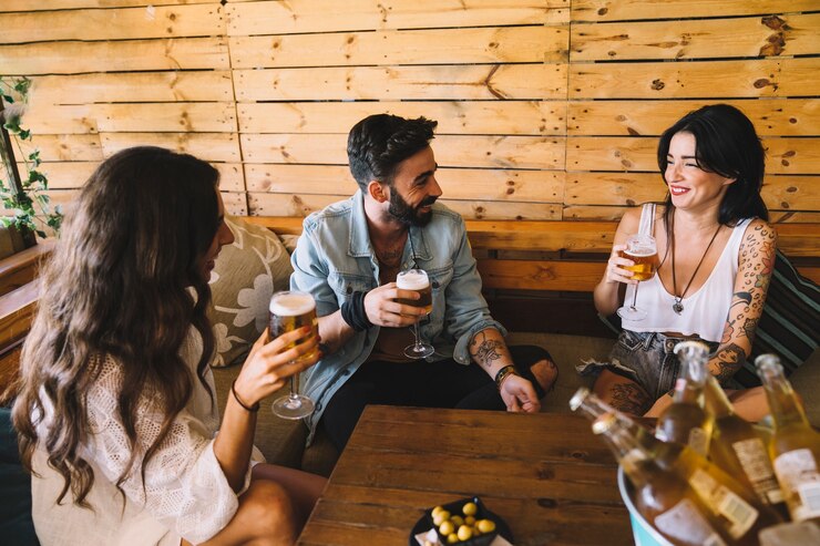 Foto grátis amigos falando e bebendo no bar