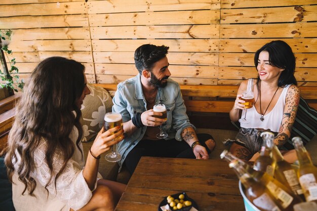 Amigos falando e bebendo no bar