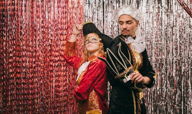 Amigos fantasiados na festa de carnaval