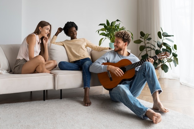 Amigos fazendo desintoxicação digital em casa