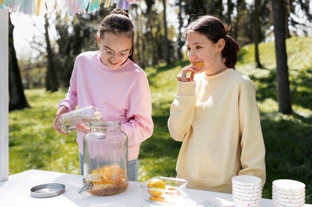 Amigos fazendo limonada juntos plano médio