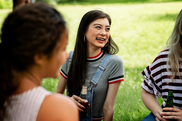 Amigos fazendo piquenique no parque