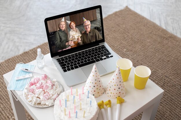 Amigos fazendo uma festa covid usando tecnologia