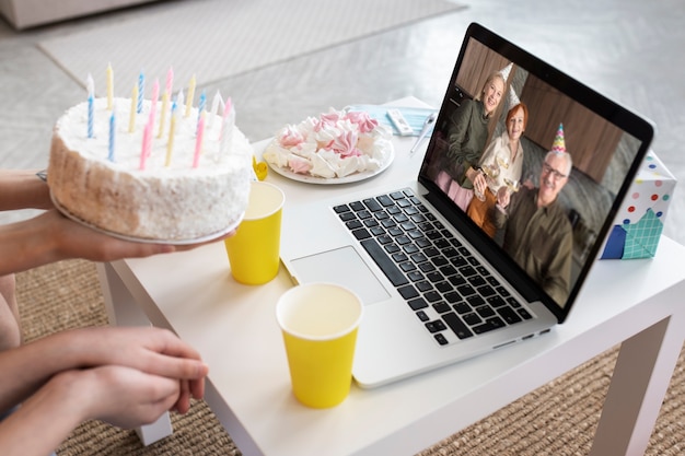 Foto grátis amigos fazendo uma festa covid usando tecnologia