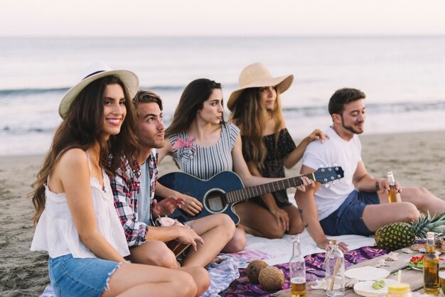 Foto grátis amigos fazendo uma festa na praia