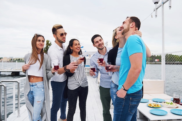 Amigos felicitam seu amigo pelo aniversário dele.