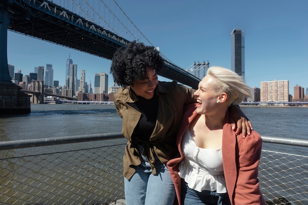 Amigos felizes ao ar livre em tiro médio