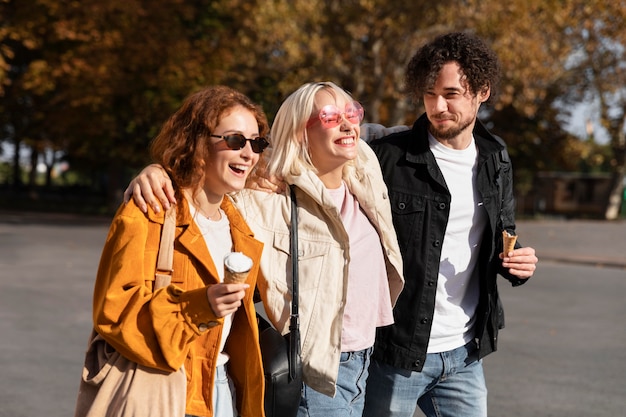 Amigos felizes caminhando juntos