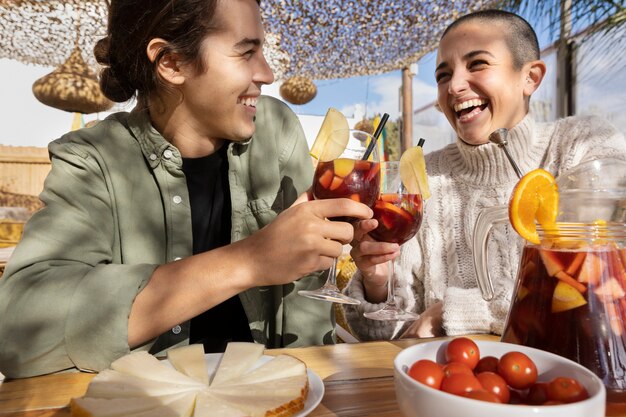 Amigos felizes com doses médias e bebidas