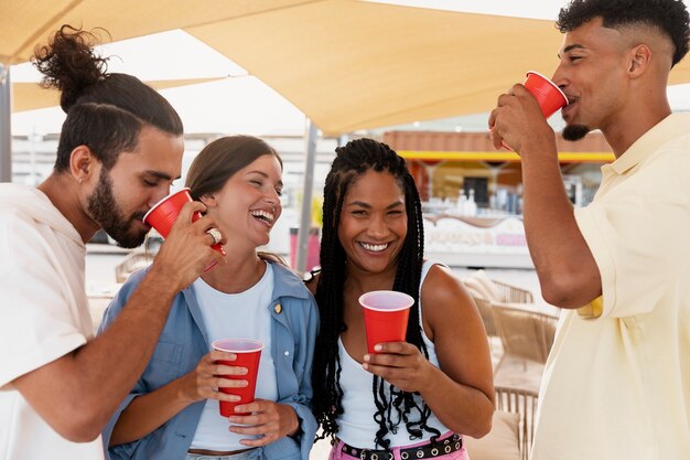 Foto grátis amigos felizes com doses médias e bebidas