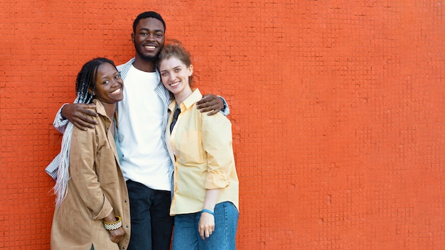 Amigos felizes com foto média e espaço de cópia