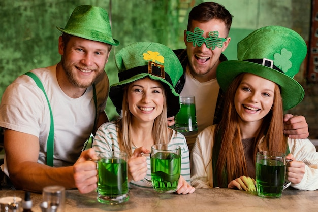 Foto grátis amigos felizes comemorando juntos st. dia de patrick no bar