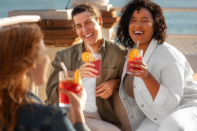 Foto grátis amigos felizes de alto ângulo com sangria