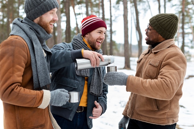 Foto grátis amigos felizes de tiro médio conversando