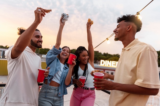 Amigos felizes de tiro médio festejando